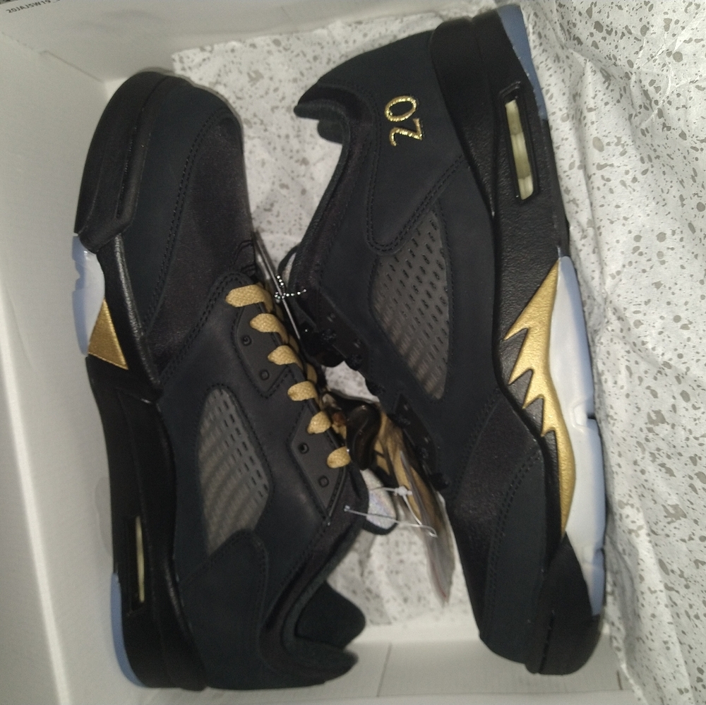Jordan 5 wings dead stock . Won off snrks .